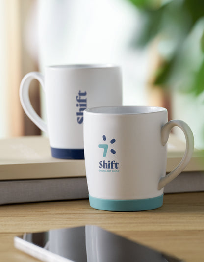 Kaffeebecher aus matter Keramik. Der Boden ist mit rutschhemmendem Silikon abgesetzt. Füllmenge: