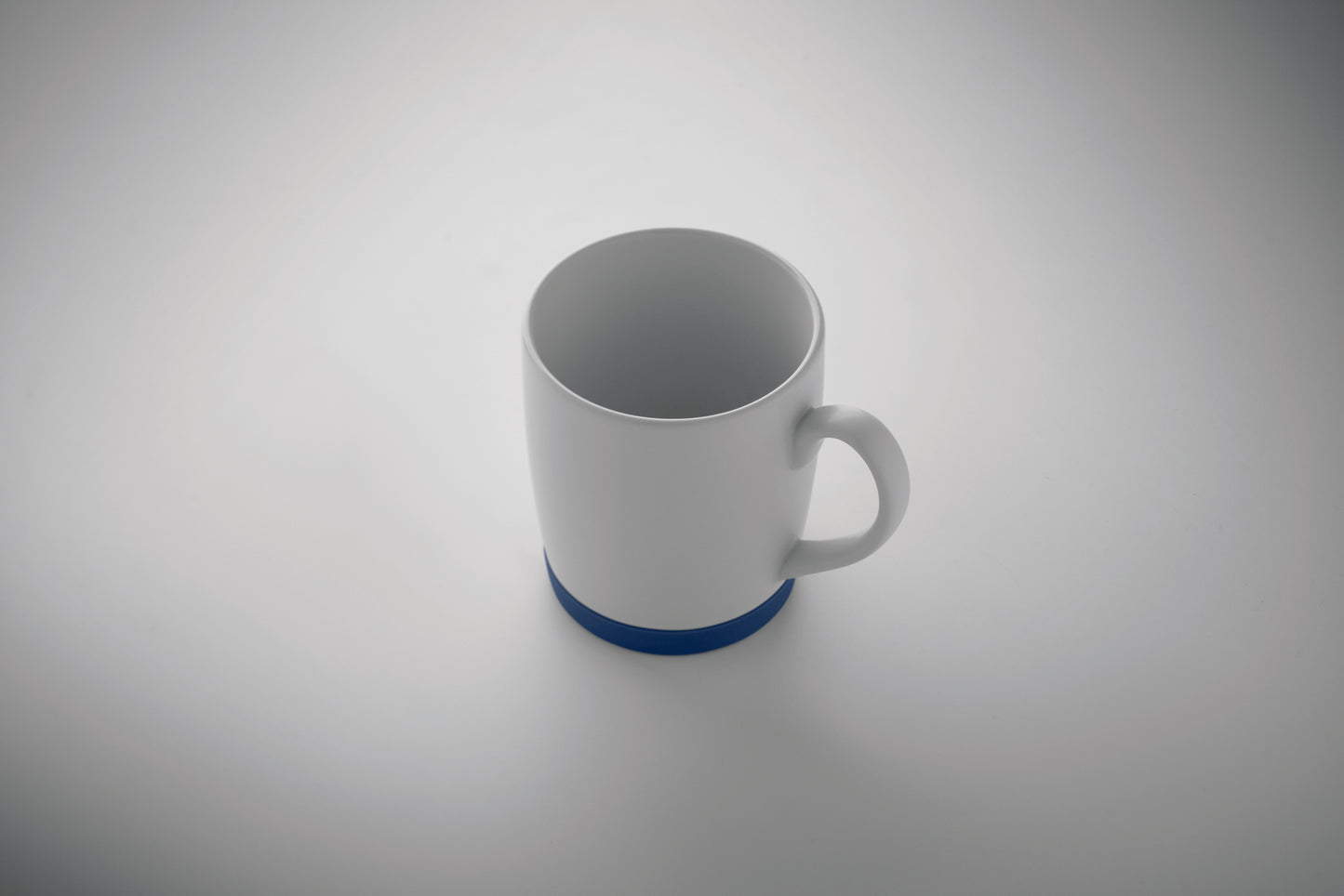 Kaffeebecher aus matter Keramik. Der Boden ist mit rutschhemmendem Silikon abgesetzt. Füllmenge: