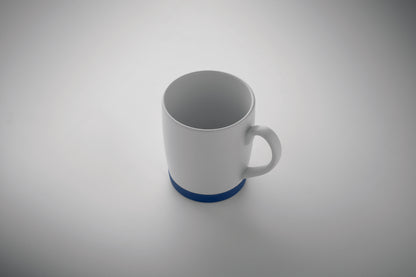 Kaffeebecher aus matter Keramik. Der Boden ist mit rutschhemmendem Silikon abgesetzt. Füllmenge: