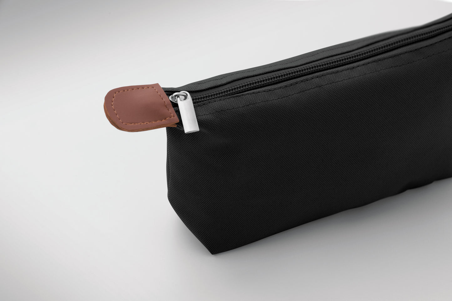 Kosmetiktasche aus 600D RPET-Polyester mit Reißverschluss. Details aus PU.
