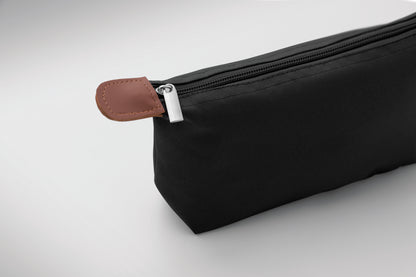 Kosmetiktasche aus 600D RPET-Polyester mit Reißverschluss. Details aus PU.