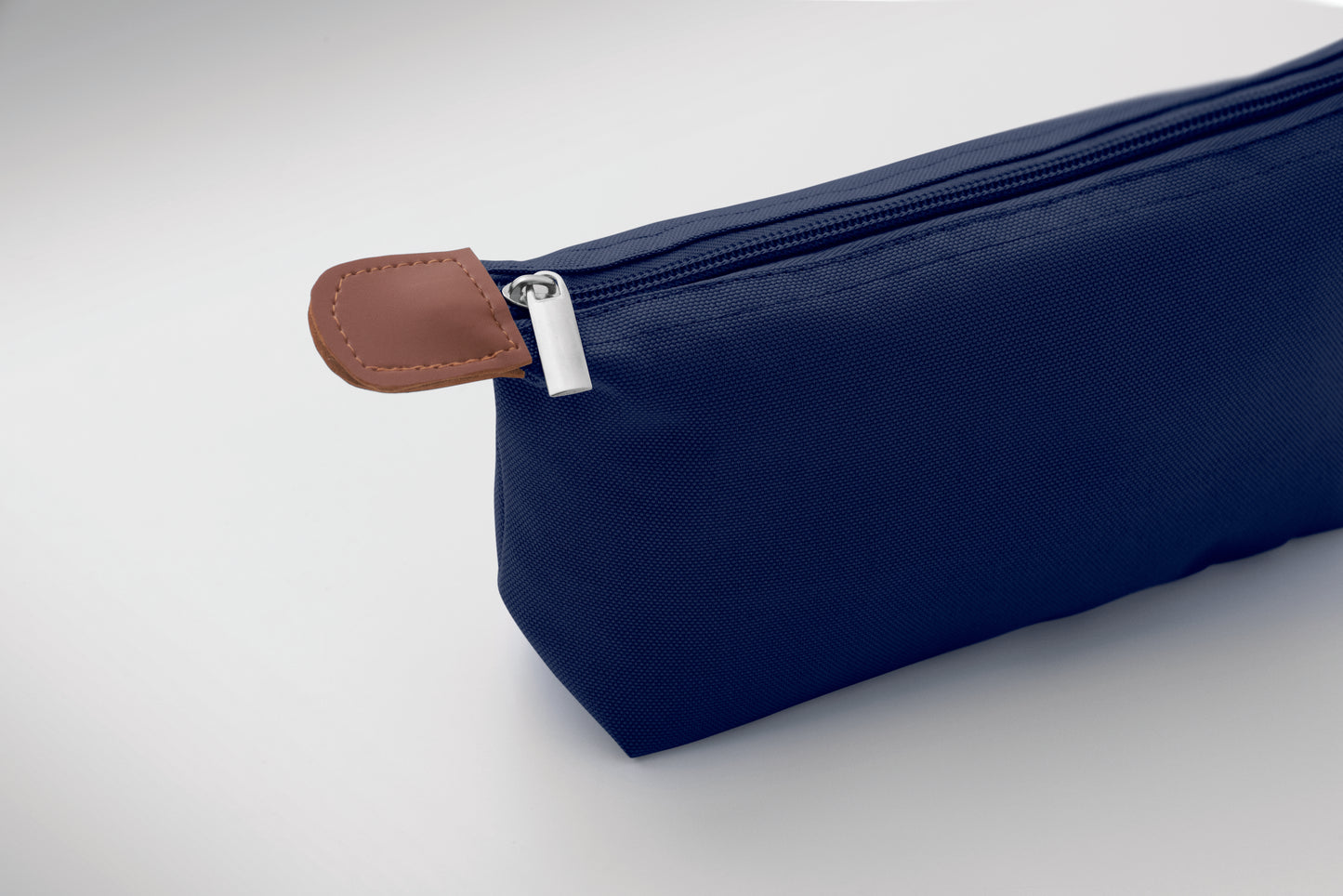 Kosmetiktasche aus 600D RPET-Polyester mit Reißverschluss. Details aus PU.