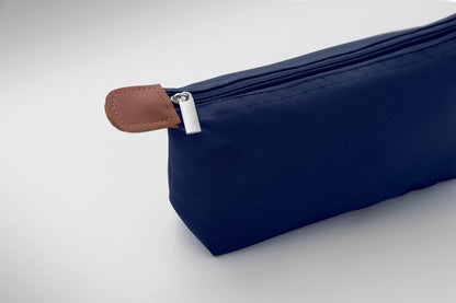 Kosmetiktasche aus 600D RPET-Polyester mit Reißverschluss. Details aus PU.