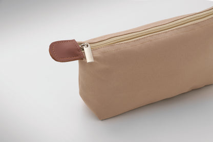 Kosmetiktasche aus 600D RPET-Polyester mit Reißverschluss. Details aus PU.