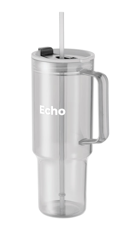 Trinkbecher aus RPET. Verschluss mit integriertem PP-Trinkhalm. Füllmenge: 1200 ml.