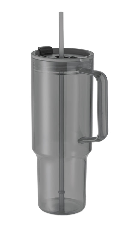 Trinkbecher aus RPET. Verschluss mit integriertem PP-Trinkhalm. Füllmenge: 1200 ml.