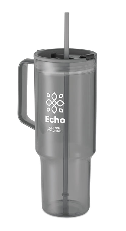 Trinkbecher aus RPET. Verschluss mit integriertem PP-Trinkhalm. Füllmenge: 1200 ml.