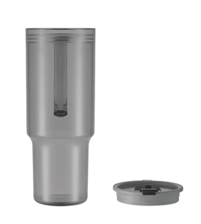Trinkbecher aus RPET. Verschluss mit integriertem PP-Trinkhalm. Füllmenge: 1200 ml.