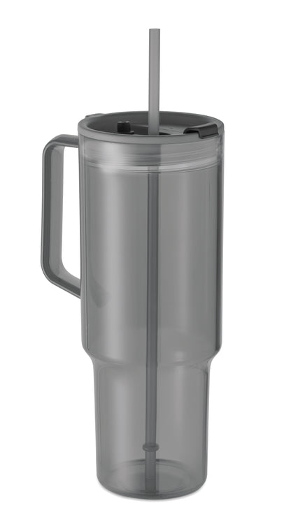 Trinkbecher aus RPET. Verschluss mit integriertem PP-Trinkhalm. Füllmenge: 1200 ml.