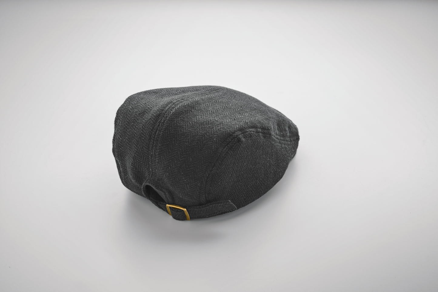 Flache Newsboy-Kappe aus meliertem 335 g/m² Polyester mit Metallverschluss.
