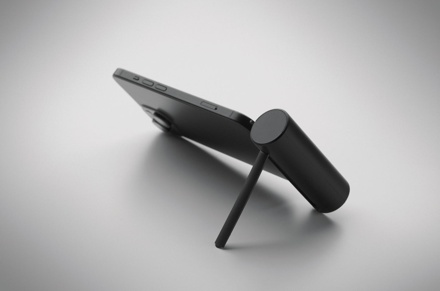 Powerbank 5000 mAh im Gehäuse aus ABS. Mit Smartphone-Halter. Typ-C-Eingang/Ausgang und 20W