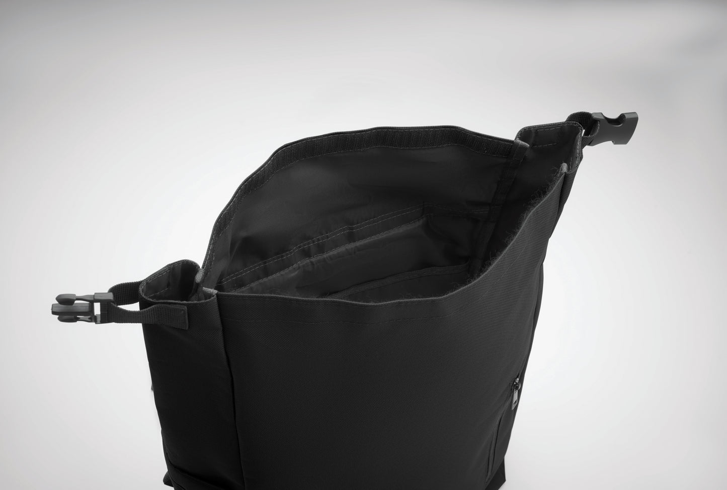 15'' Rolltop-Laptop-Rucksack aus 600D RPET-Polyester mit gepolstertem 210D RPET-Futter. Fronttasche mit Reißverschluss