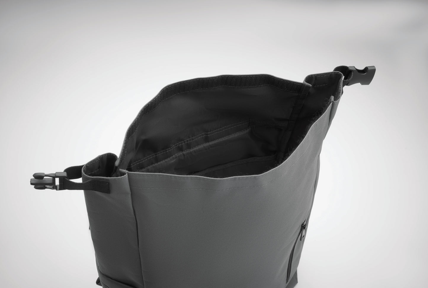 15'' Rolltop-Laptop-Rucksack aus 600D RPET-Polyester mit gepolstertem 210D RPET-Futter. Fronttasche mit Reißverschluss