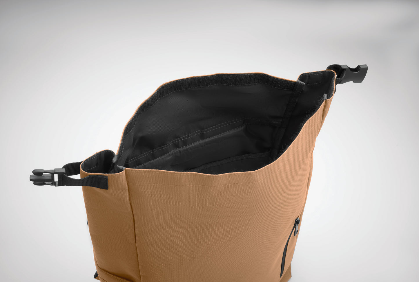 15'' Rolltop-Laptop-Rucksack aus 600D RPET-Polyester mit gepolstertem 210D RPET-Futter. Fronttasche mit Reißverschluss