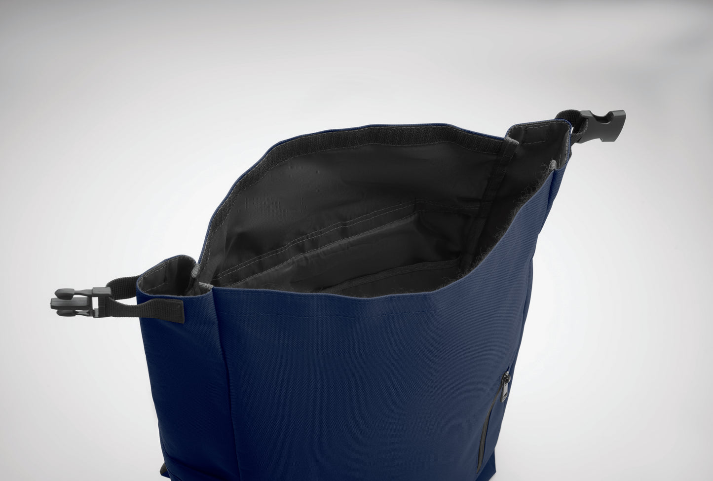 15'' Rolltop-Laptop-Rucksack aus 600D RPET-Polyester mit gepolstertem 210D RPET-Futter. Fronttasche mit Reißverschluss
