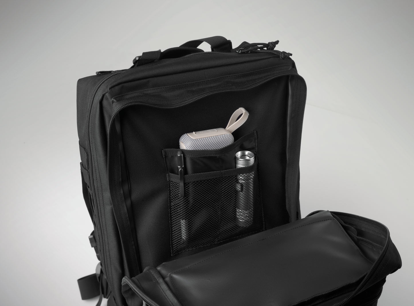 Outdoor-Rucksack aus 600D RPET. Gepolstertes Laptopfach Innenfächer Front-Reißverschlusstaschen gepolsterte Mesh-Schultergurte und Rückenpartie