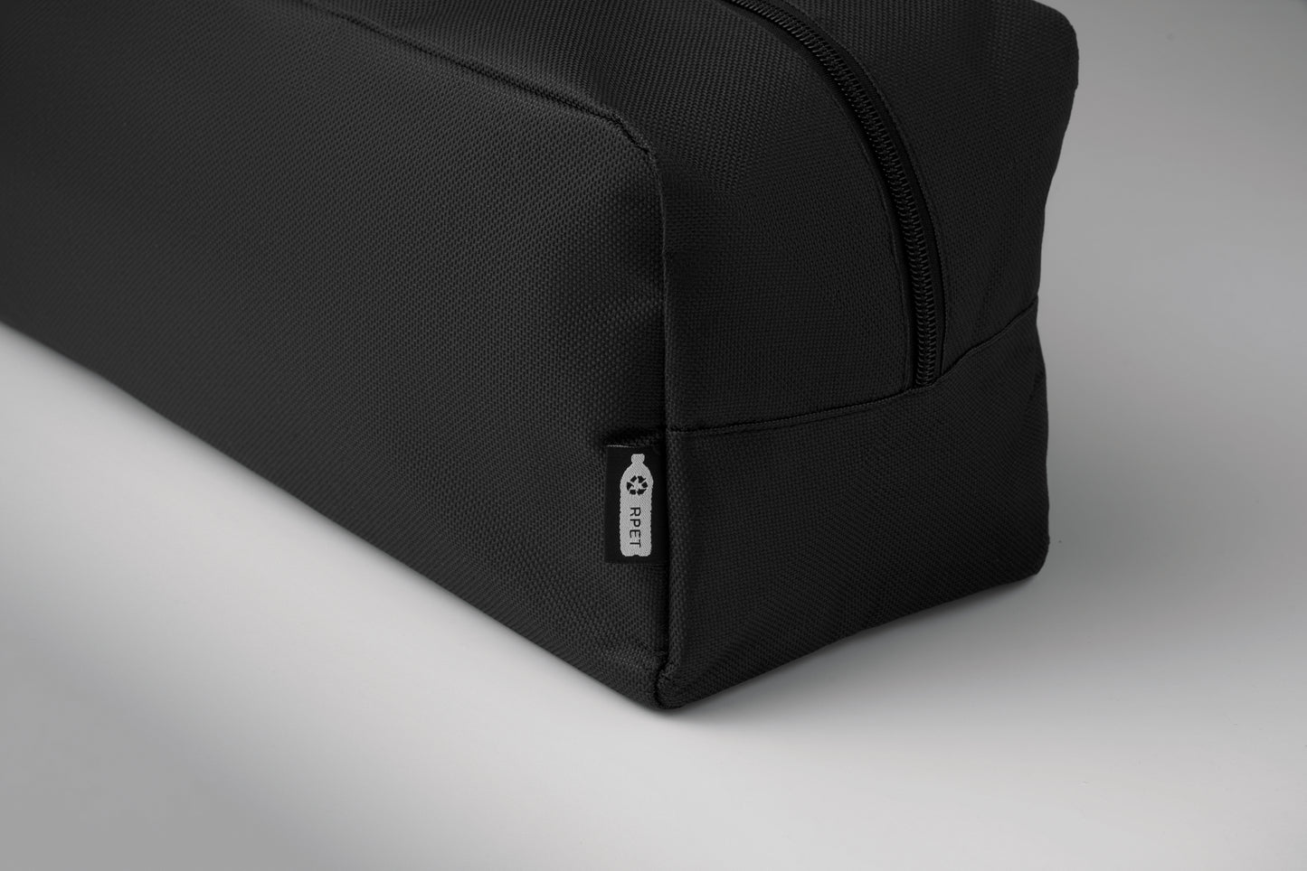 Schuhtasche aus 600D RPET Polyester mit seitlichem Tragegriff und Reißverschluss.
