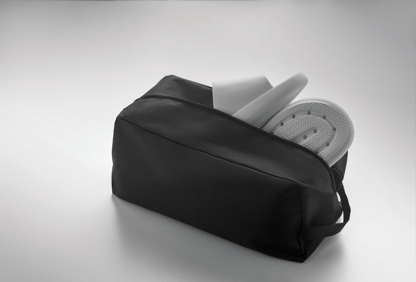 Schuhtasche aus 600D RPET Polyester mit seitlichem Tragegriff und Reißverschluss.