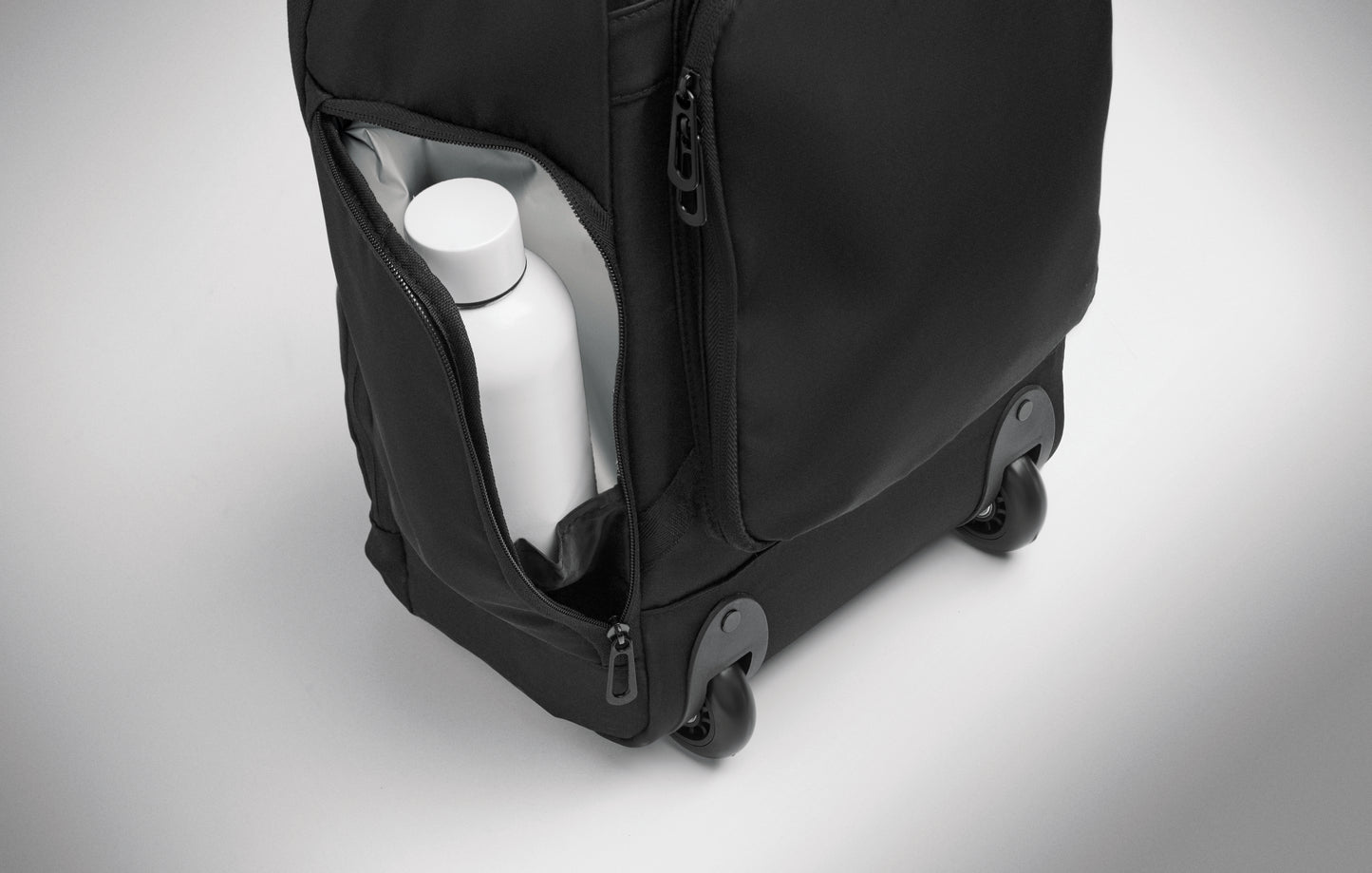 Rucksack-Trolley aus 290T RPET-Polyester. Drei Front- und eine rückseitige Reißverschlusstasche gepolstertes 15''-Laptopfach