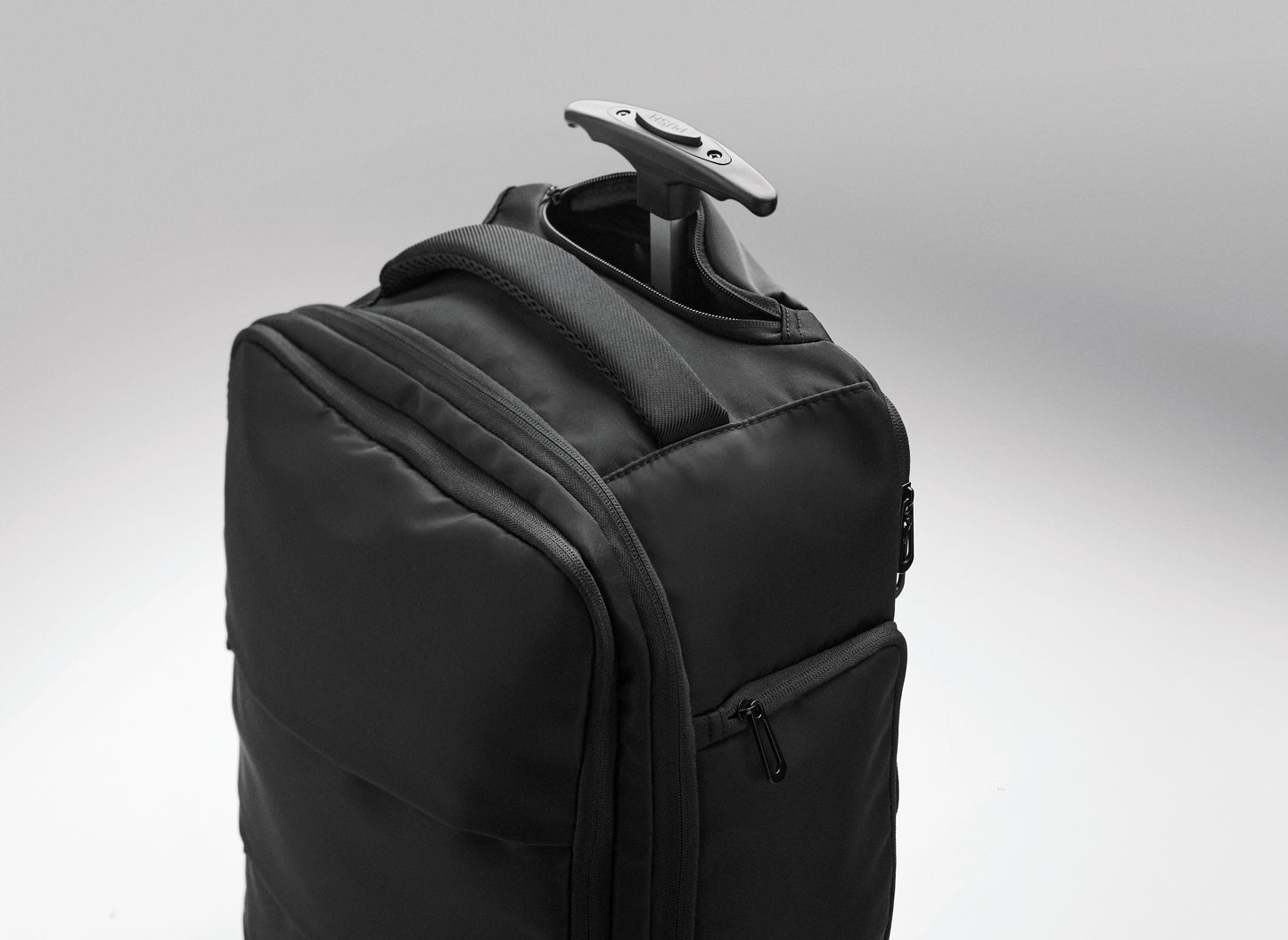 Rucksack-Trolley aus 290T RPET-Polyester. Drei Front- und eine rückseitige Reißverschlusstasche gepolstertes 15''-Laptopfach