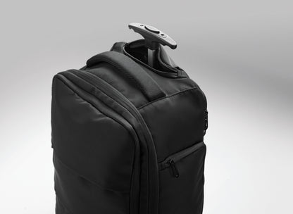 Rucksack-Trolley aus 290T RPET-Polyester. Drei Front- und eine rückseitige Reißverschlusstasche gepolstertes 15''-Laptopfach