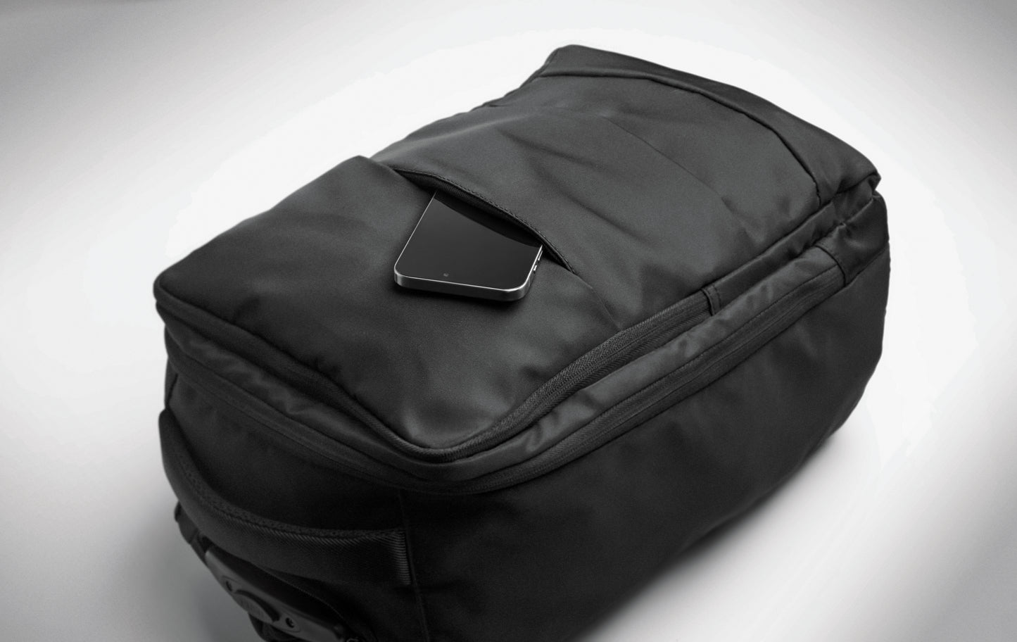 Rucksack-Trolley aus 290T RPET-Polyester. Drei Front- und eine rückseitige Reißverschlusstasche gepolstertes 15''-Laptopfach