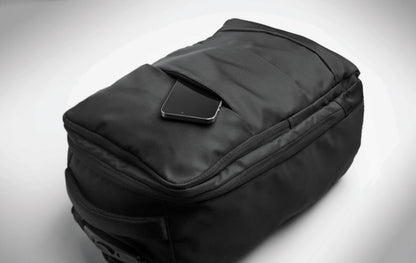 Rucksack-Trolley aus 290T RPET-Polyester. Drei Front- und eine rückseitige Reißverschlusstasche gepolstertes 15''-Laptopfach