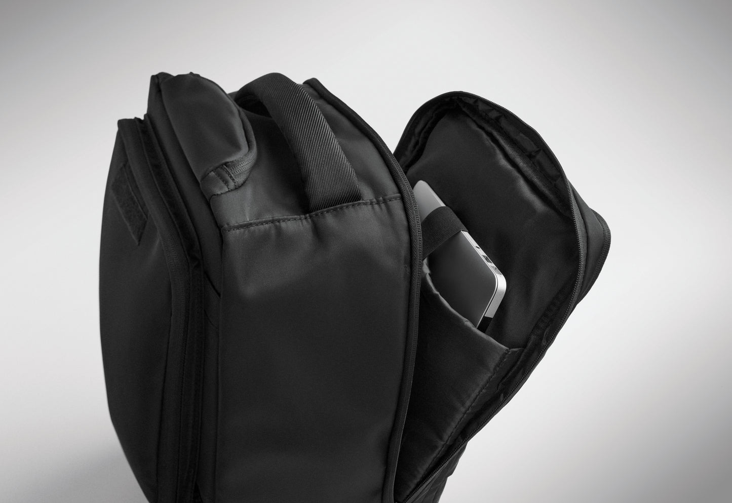 Rucksack-Trolley aus 290T RPET-Polyester. Drei Front- und eine rückseitige Reißverschlusstasche gepolstertes 15''-Laptopfach