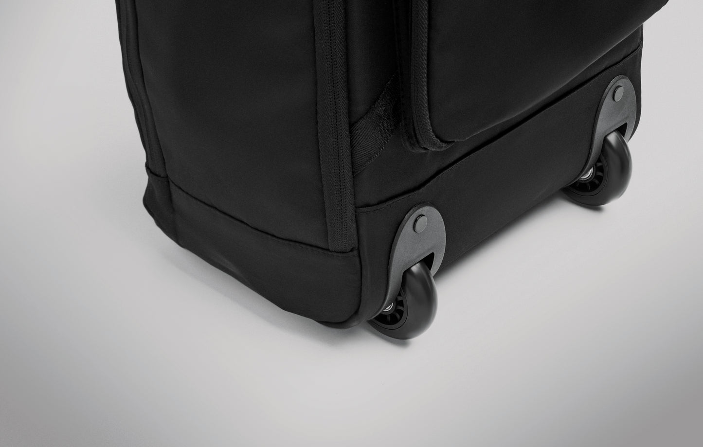 Rucksack-Trolley aus 290T RPET-Polyester. Drei Front- und eine rückseitige Reißverschlusstasche gepolstertes 15''-Laptopfach