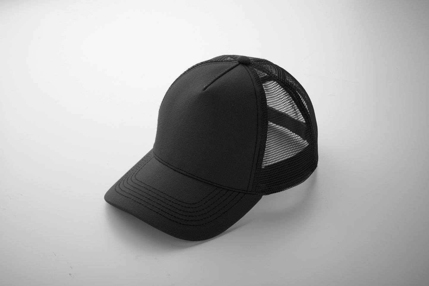 Trucker-Kappe. 5 Panels. Front und Schirm aus 250 g/m² Baumwolle Rückseite aus