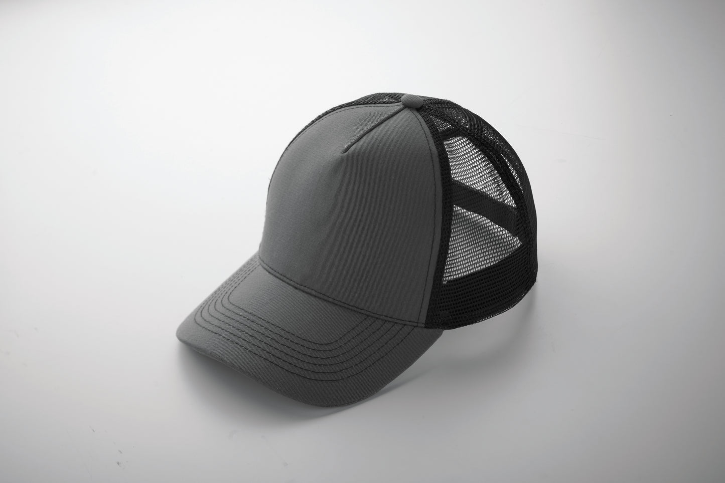 Trucker-Kappe. 5 Panels. Front und Schirm aus 250 g/m² Baumwolle Rückseite aus