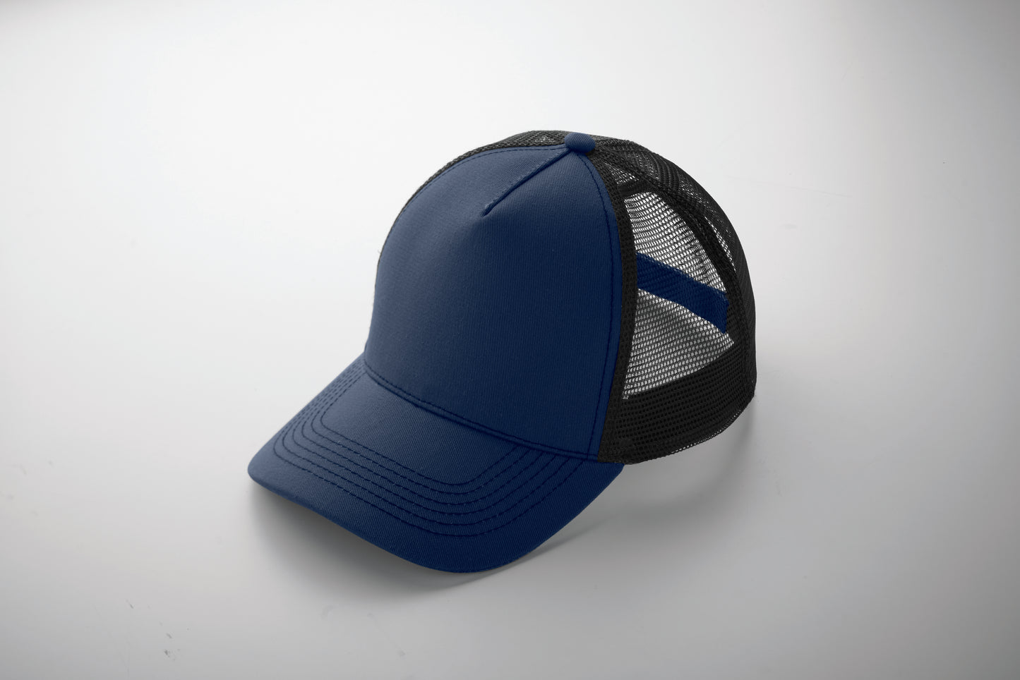 Trucker-Kappe. 5 Panels. Front und Schirm aus 250 g/m² Baumwolle Rückseite aus