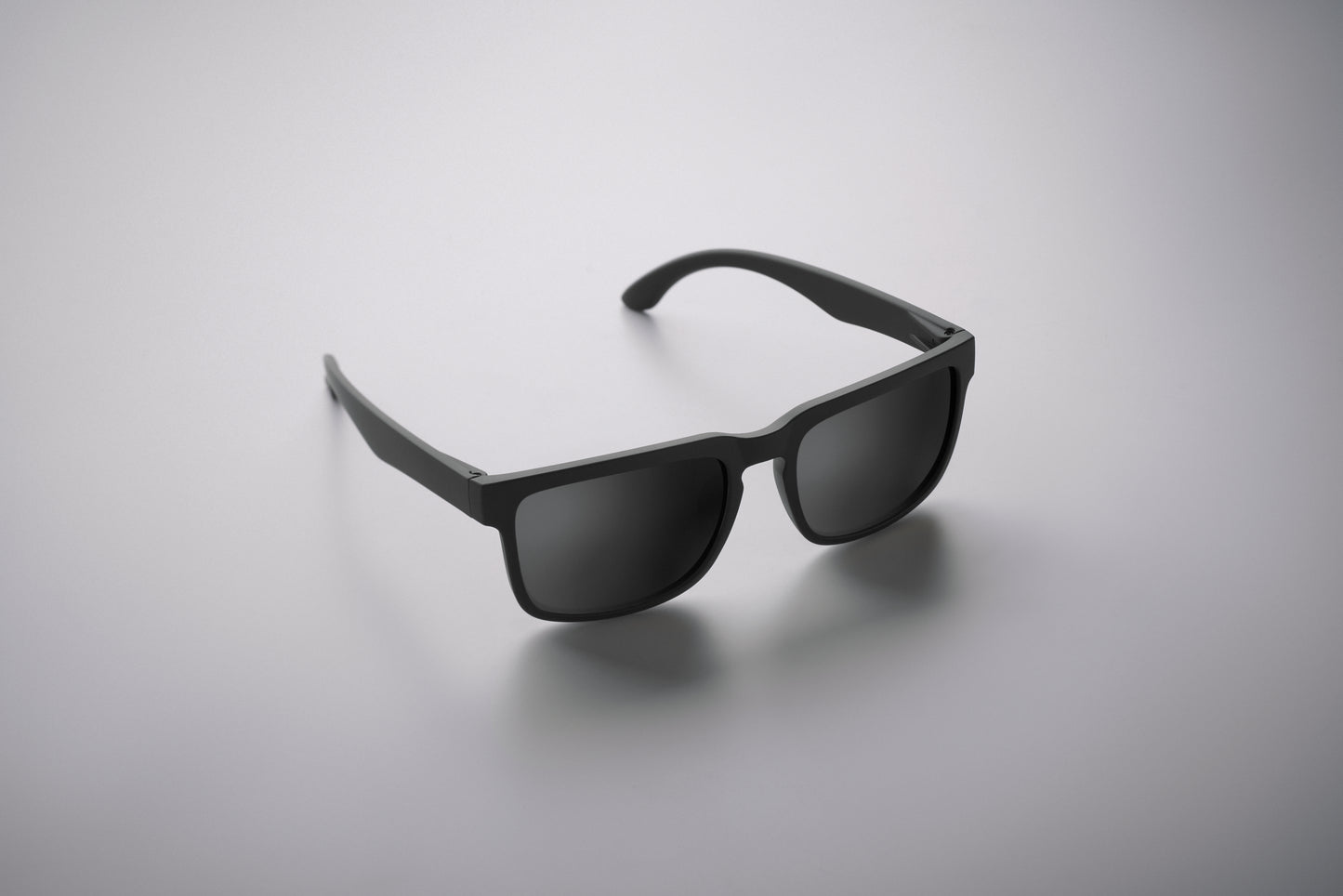 Festival-Sonnenbrille mit verspiegelten Gläsern und mattem gummiertem Rahmen. UV400-Schutz.