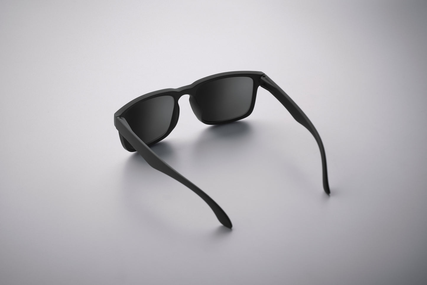 Festival-Sonnenbrille mit verspiegelten Gläsern und mattem gummiertem Rahmen. UV400-Schutz.
