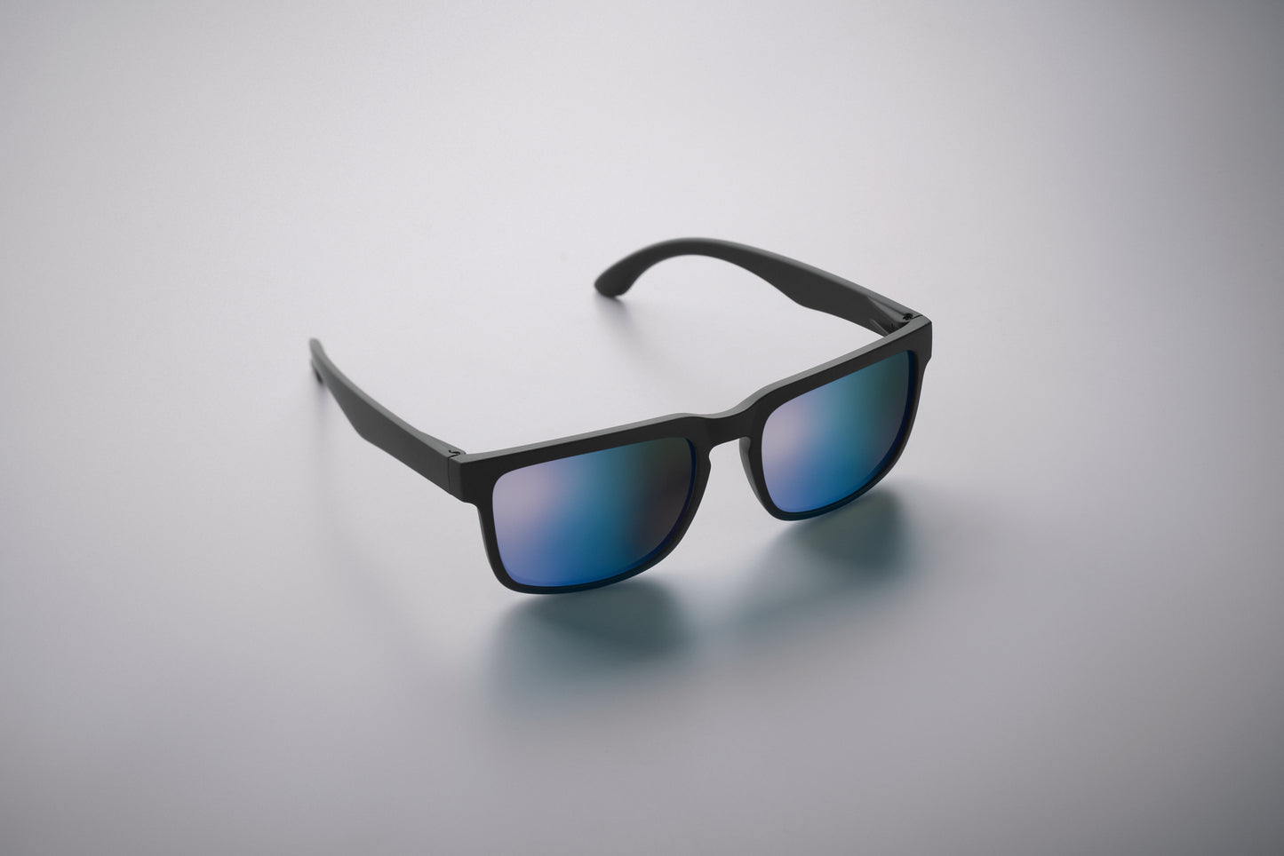 Festival-Sonnenbrille mit verspiegelten Gläsern und mattem gummiertem Rahmen. UV400-Schutz.