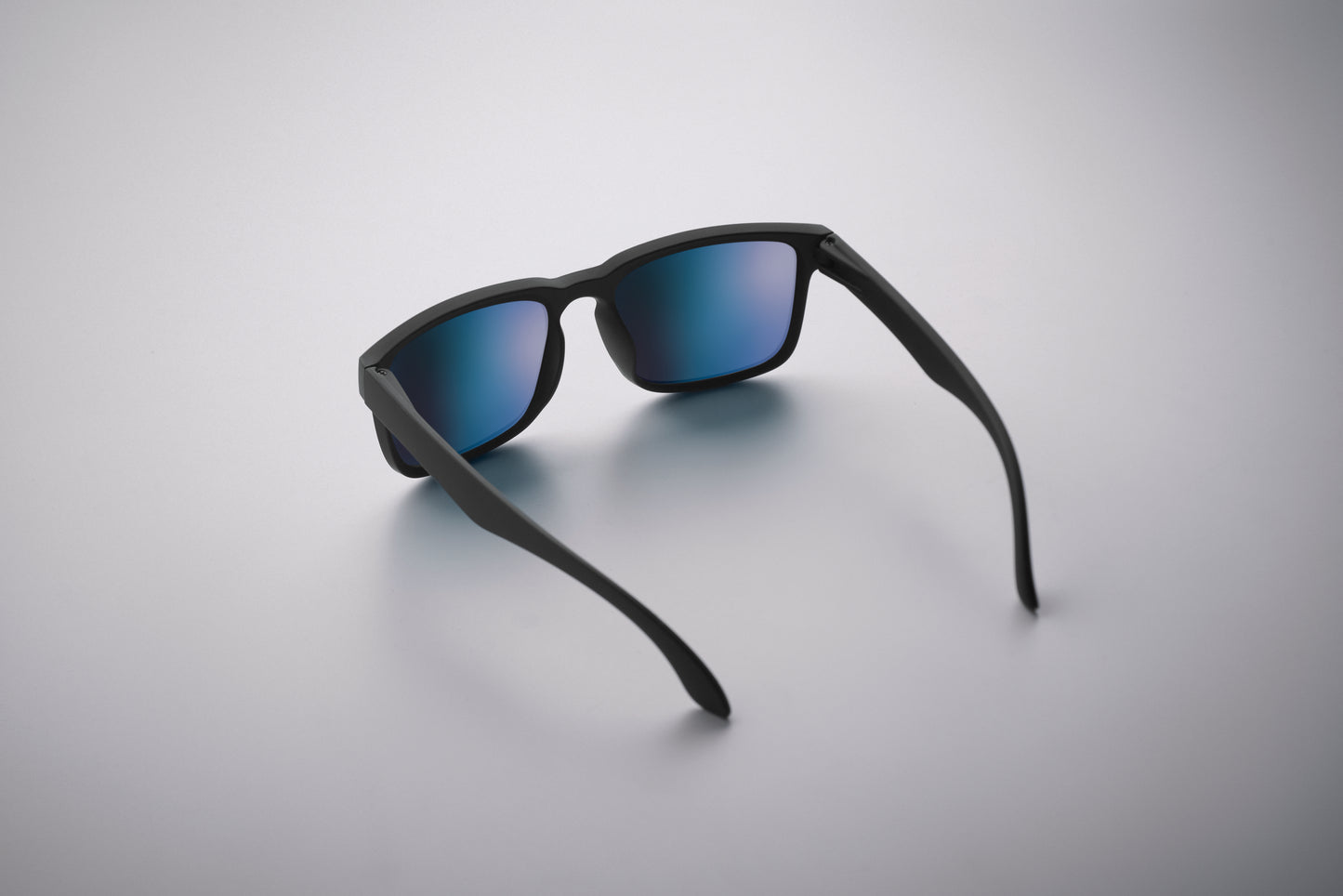 Festival-Sonnenbrille mit verspiegelten Gläsern und mattem gummiertem Rahmen. UV400-Schutz.