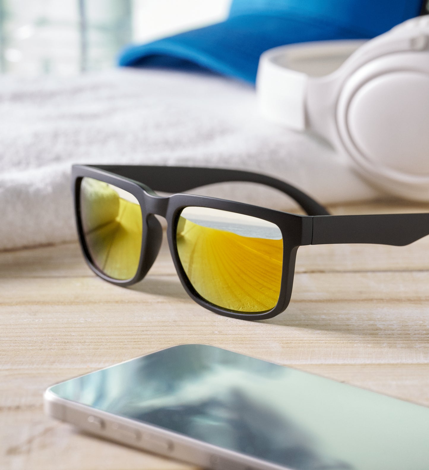 Festival-Sonnenbrille mit verspiegelten Gläsern und mattem gummiertem Rahmen. UV400-Schutz.