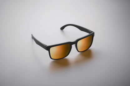 Festival-Sonnenbrille mit verspiegelten Gläsern und mattem gummiertem Rahmen. UV400-Schutz.