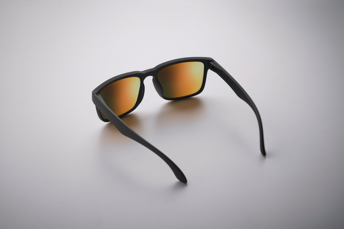 Festival-Sonnenbrille mit verspiegelten Gläsern und mattem gummiertem Rahmen. UV400-Schutz.