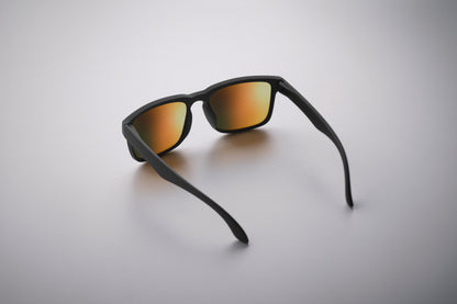 Festival-Sonnenbrille mit verspiegelten Gläsern und mattem gummiertem Rahmen. UV400-Schutz.