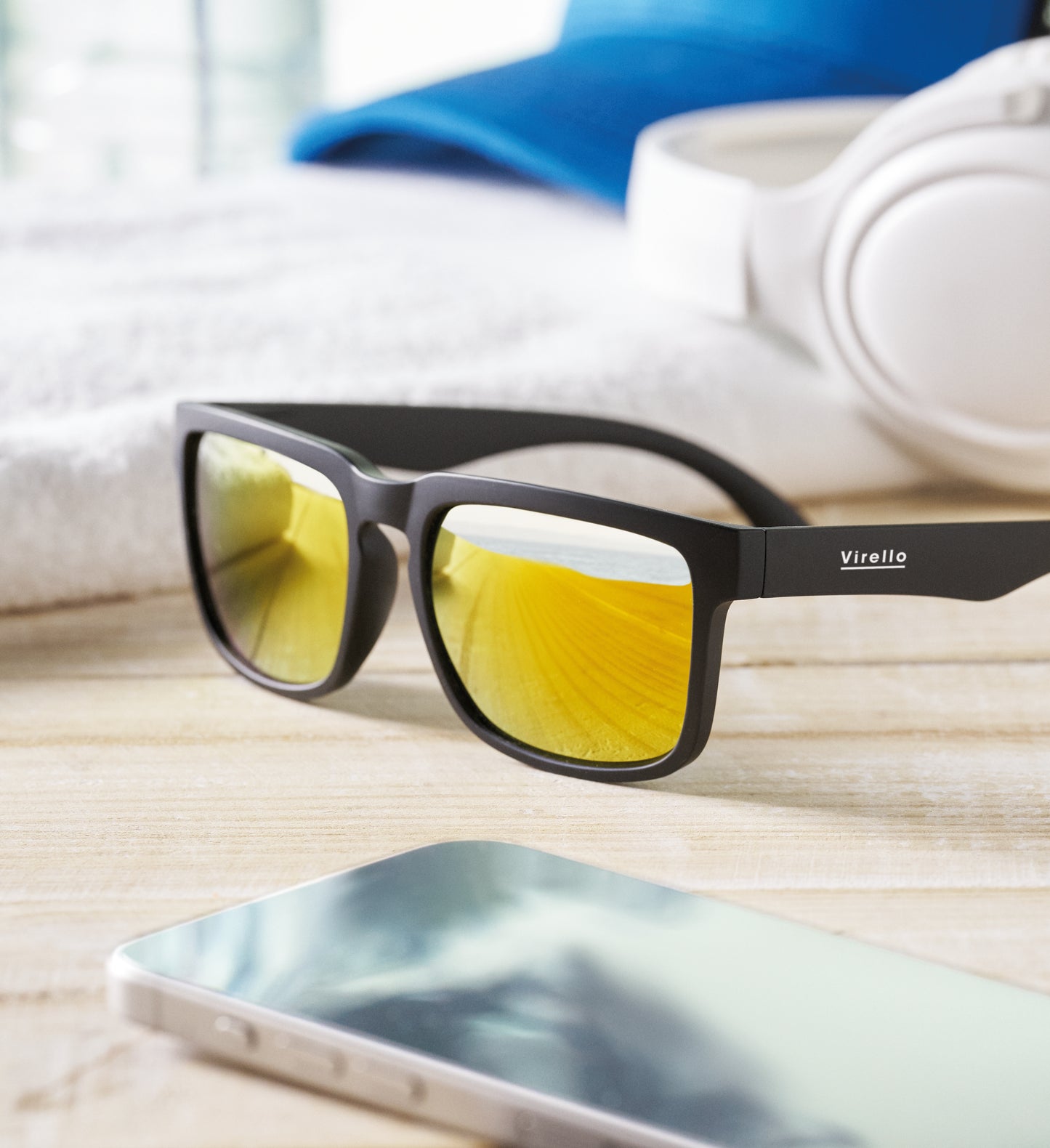 Festival-Sonnenbrille mit verspiegelten Gläsern und mattem gummiertem Rahmen. UV400-Schutz.