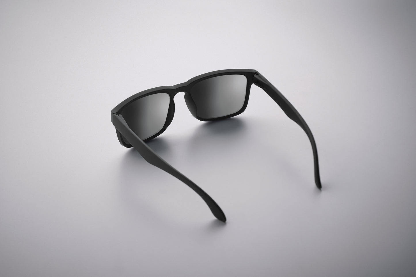 Festival-Sonnenbrille mit verspiegelten Gläsern und mattem gummiertem Rahmen. UV400-Schutz.