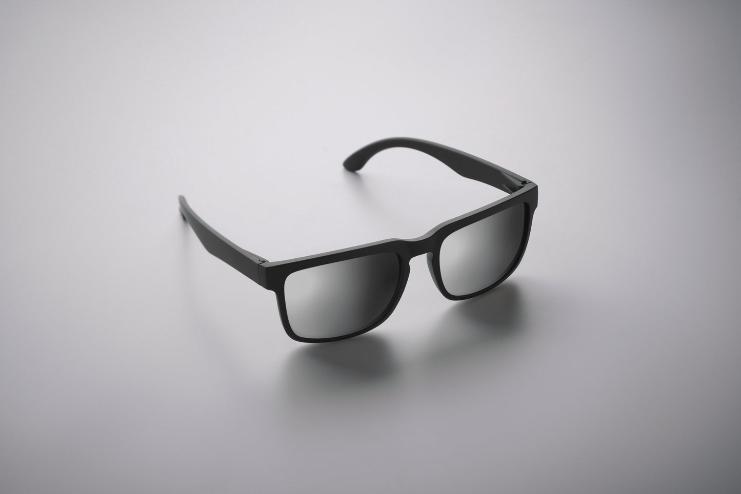 Festival-Sonnenbrille mit verspiegelten Gläsern und mattem gummiertem Rahmen. UV400-Schutz.