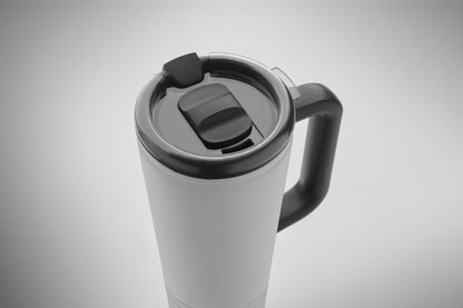 Doppelwandiger Trinkbecher mit Edelstahl-Außenseite und PP-Innenseite. Deckel aus PS mit akustischem Horngeräusch.