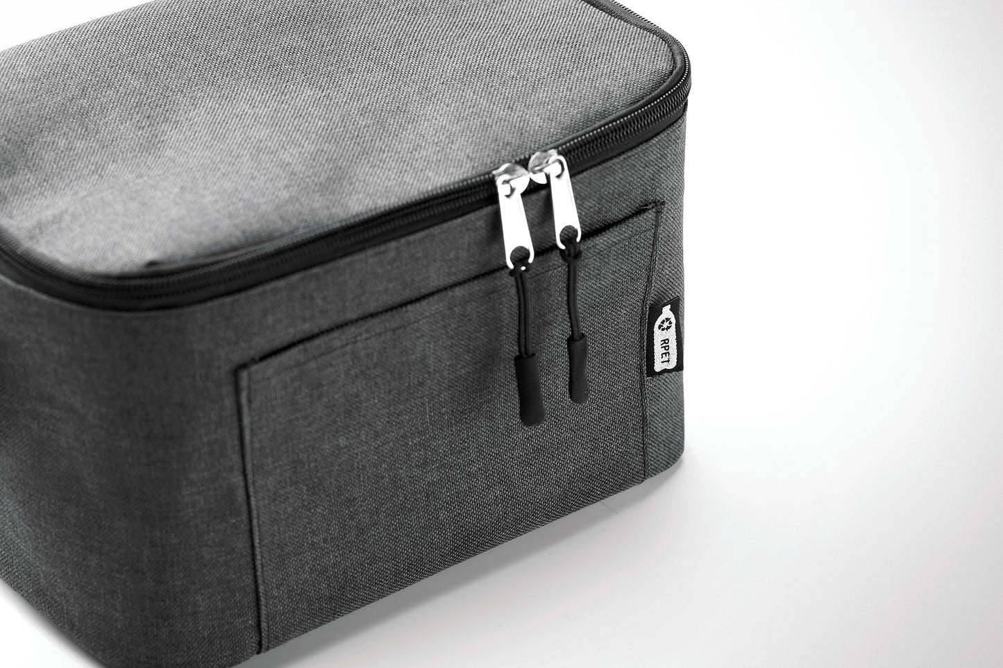 2 tone Kühltasche für 6 Dosen mit Fronttasche. 600D RPET. Isoliermaterial: 0