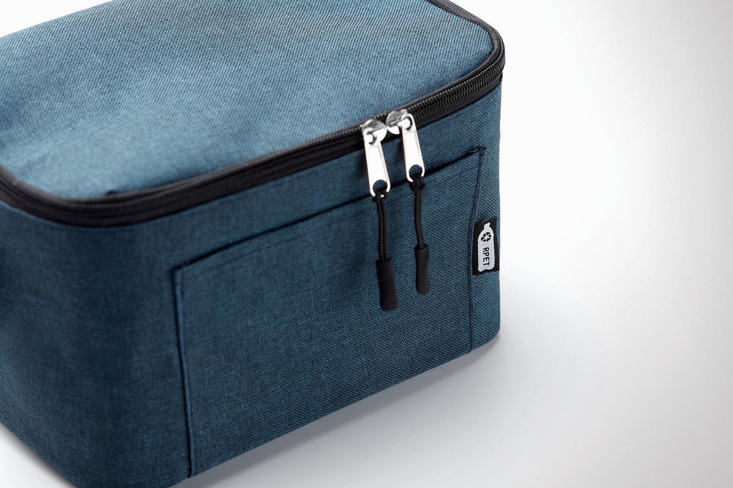 2 tone Kühltasche für 6 Dosen mit Fronttasche. 600D RPET. Isoliermaterial: 0