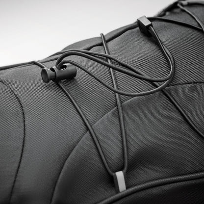 Rucksack aus 600D RPET mit Schnürung auf der Vorderseite und reflektierenden Details.