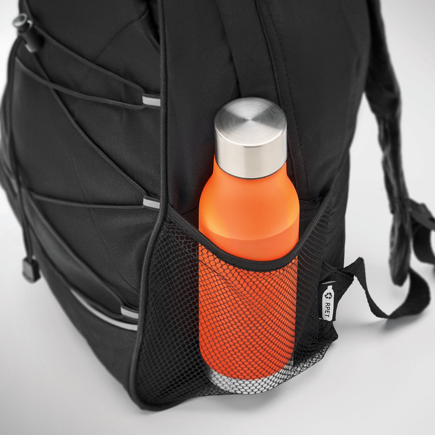 Rucksack aus 600D RPET mit Schnürung auf der Vorderseite und reflektierenden Details.