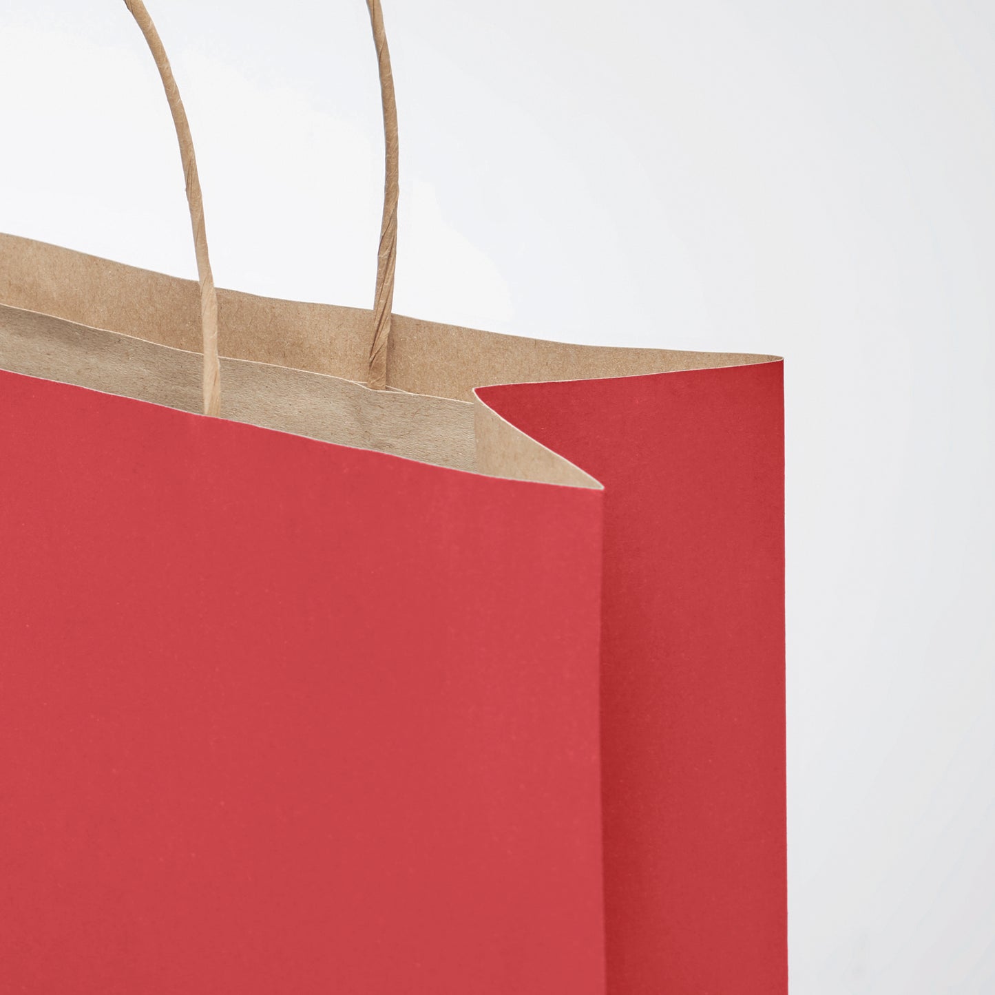 Mittelgroße Papiertüte. Eine Tüte aus Papier (70% recycelt) bietet eine tolle Möglichkeit