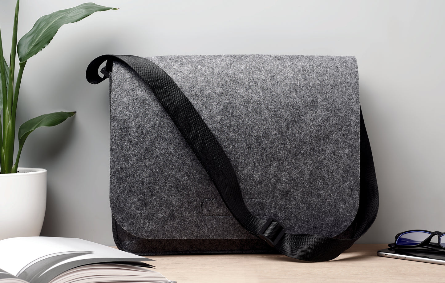 Umhängetasche aus RPET-Filz. Klettverschluss und Umhängegurt. Bietet Platz für einen 15'' Laptop.